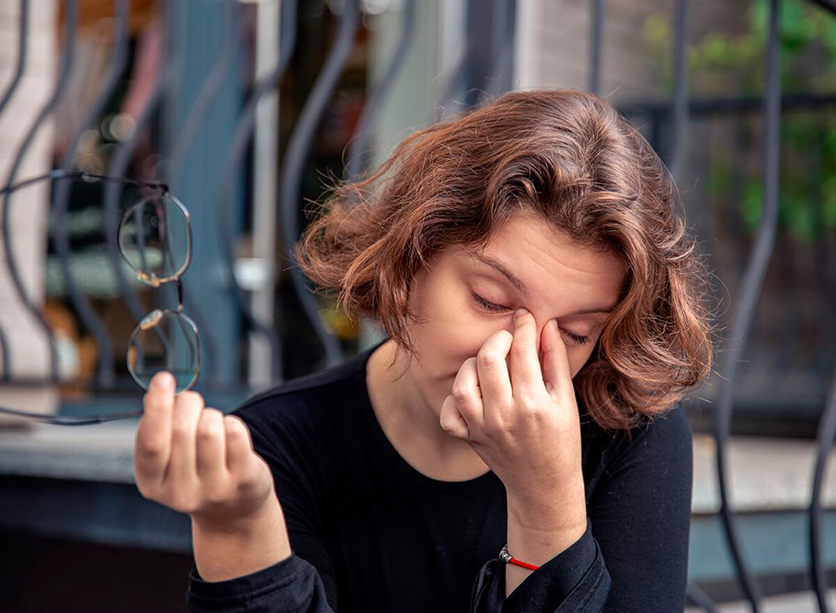 Coçar os Olhos Faz Mal? Entenda os Riscos - Conteúdo para óticas