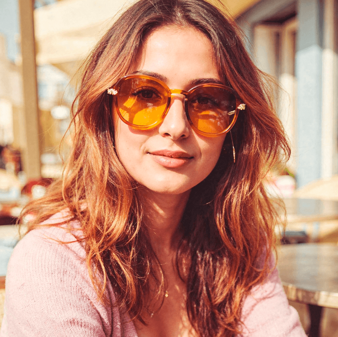 Tonalidade âmbar em armações de óculos